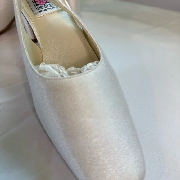 Special Occasions by Saugus Shoe White Heels - Picture 4 of 8